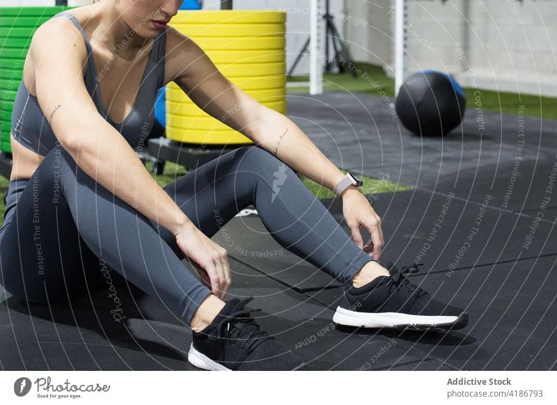 Sportliche Frau ruht sich nach dem Training im Fitnessstudio aus Sportlerin operativ ruhen Übung aktiv passen muskulös Athlet Gesundheit Aktivität physisch