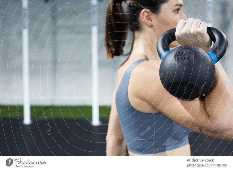 Starke Sportlerin beim Training mit der Kettlebell operativ Gewicht schwer Übung aktiv Frau Athlet Gesundheit Fitness Aktivität physisch anstrengen