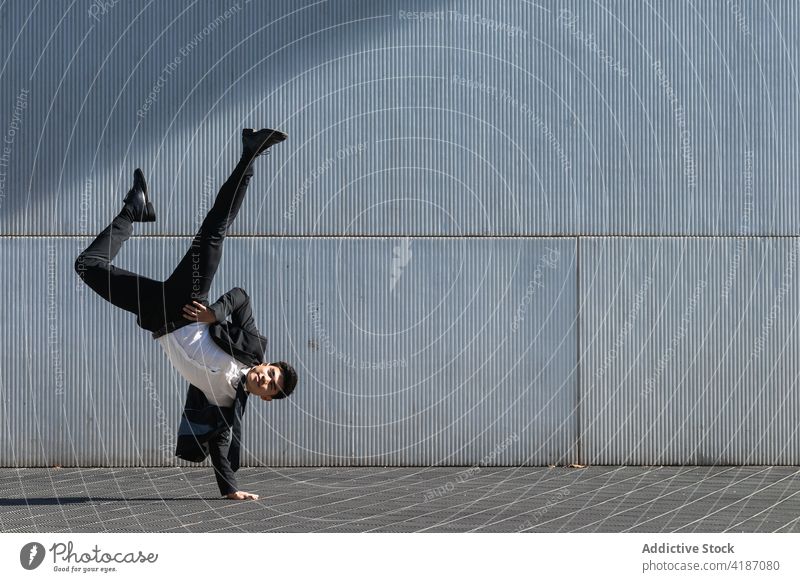 Ethnischer Geschäftsmann beim Breakdance-Handstand auf der Straße ausführen Trick sich[Akk] bewegen Unternehmer formal Anzug männlich ethnisch asiatisch Mann
