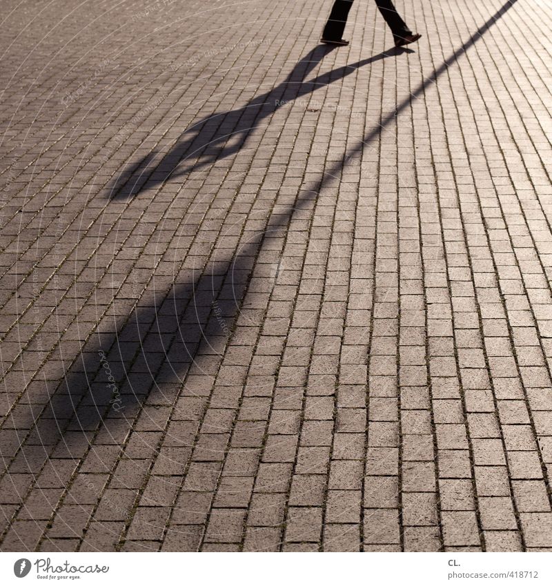 schattenspiel Mensch feminin Frau Erwachsene Beine 1 Verkehr Fußgänger Hinweisschild Warnschild gehen laufen einzigartig Perspektive Telefongespräch