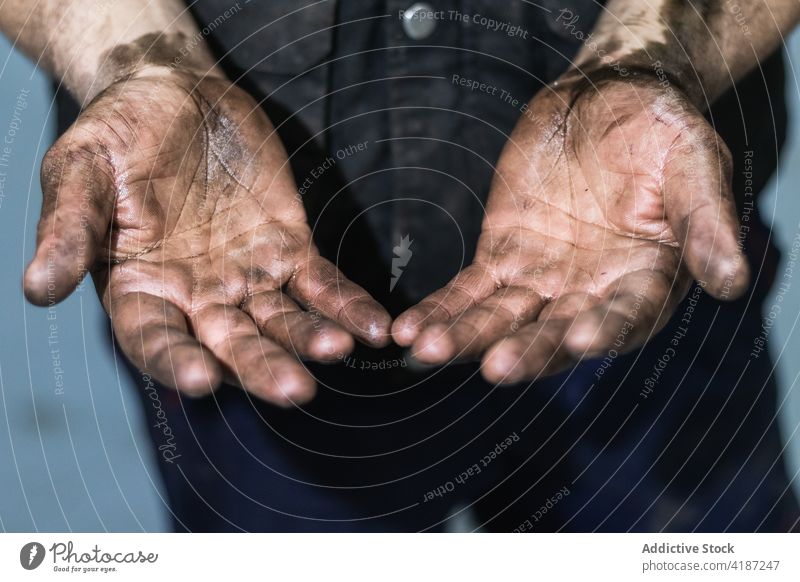 Mechaniker zeigt schmutzige Hände in der Autowerkstatt Hand Werkstatt dreckig Arbeit Dienst PKW Gerät Männer bei der Arbeit hart Job Finger schmierig Person