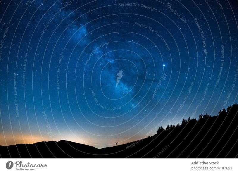Heller Sternenhimmel über dem Berg in der Abenddämmerung Blauer Himmel Galaxie Natur Astronomie Schmuckkörbchen Raum Reittier Zauberei u. Magie Silhouette