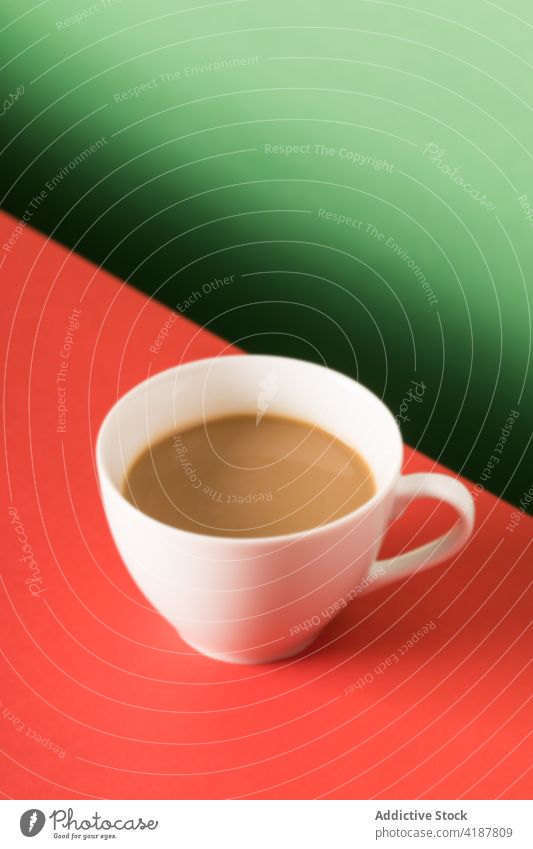 Tasse Kaffee mit Milch auf dem Tisch melken trinken Latte aromatisch frisch heiß Getränk Keramik lecker Café Koffein geschmackvoll Aroma Morgen dienen