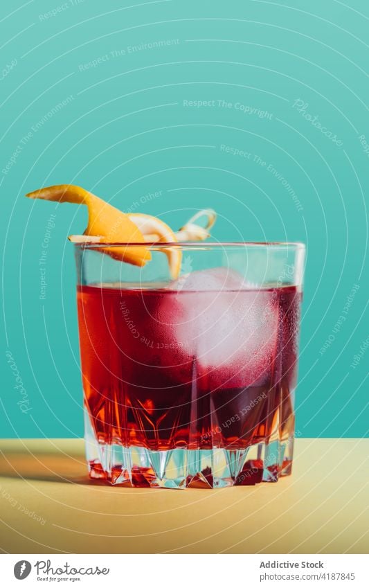 Glas erfrischender klassischer Negroni-Cocktail auf heller Oberfläche negroni Alkohol bitter orange Erfrischung Mischung kalt Zitrusfrüchte lecker mischen