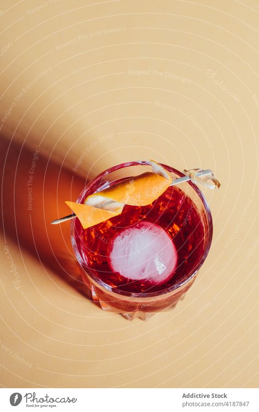 Glas erfrischender klassischer Negroni-Cocktail auf heller Oberfläche negroni Alkohol bitter orange Erfrischung Mischung kalt Zitrusfrüchte lecker mischen