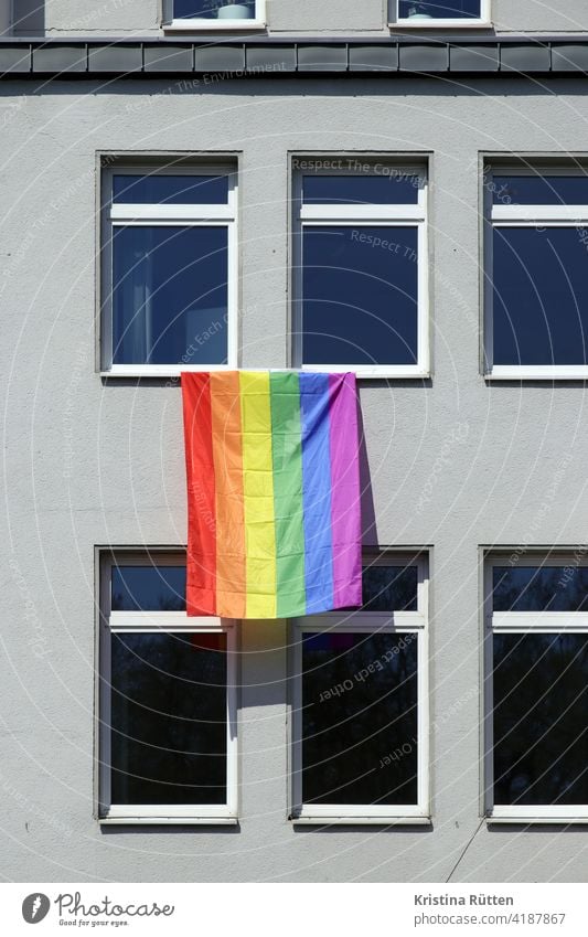 regenbogenfahne an grauer fassade regenbogenflagge symbol lgbt schwul lesbisch aufbruch veränderung frieden toleranz akzeptanz lesben schwule transgender queer