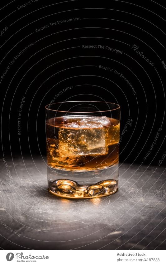Klassischer Old Fashioned-Cocktail im Glas altmodisch Alkohol trinken Whiskey Eis klassisch Getränk Tradition kalt Erfrischung dienen Party Bar Pub Garnierung