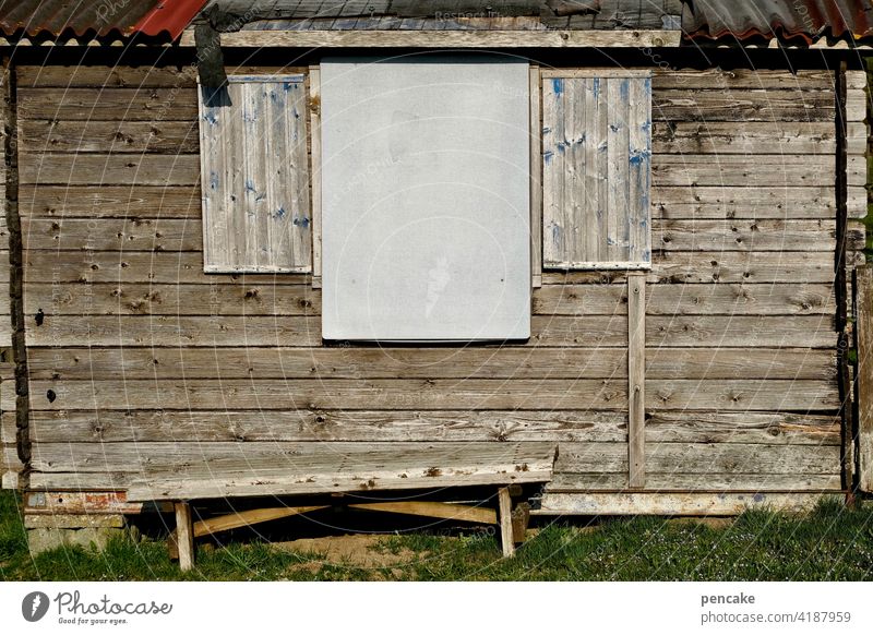 empfehlung | die tageskarte Hütte Fenster geschlossen Holz Holzhaus leer Textfreiraum Bank Sitzgelegenheit Schild Holzbank Einsamkeit Erholung wandern Almhütte