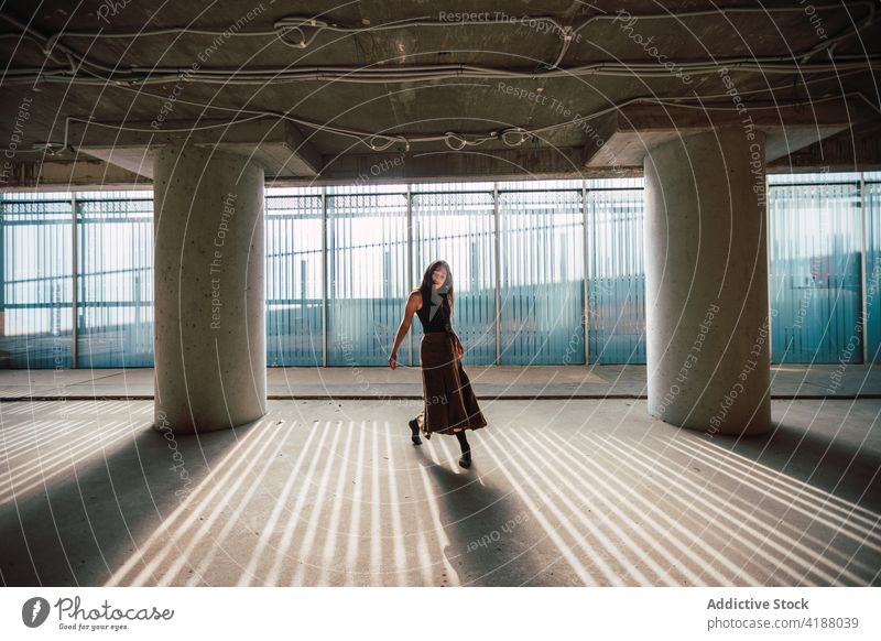 Tänzerin tanzt während einer Probe im Gebäude Künstler Tanzen Choreographie ausführen Schatten Theater Frau vorbereiten üben Glaswand beweglich Beruf Aula Kunst