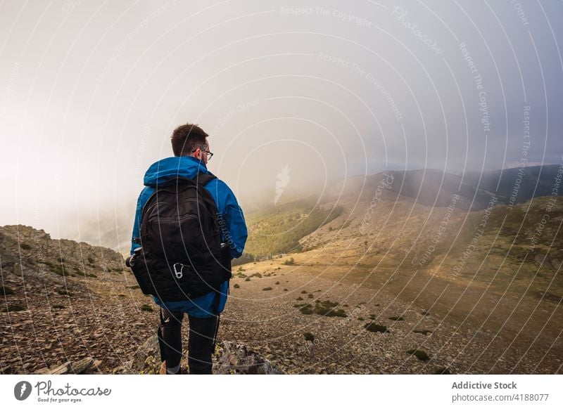 Unbekannter Rucksacktourist erkundet Berge auf Wanderweg im Nebel Trekker erkunden Berge u. Gebirge Natur Route Regie Weg Hochland Mann Himmel Pena de la Cabra