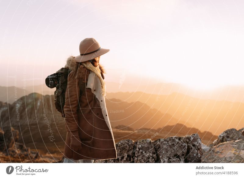 Reisender mit Hut steht auf einem Felsen in den Bergen Berge u. Gebirge Aussichtspunkt beobachten Hochland Wanderer genießen bewundern erkunden erstaunlich