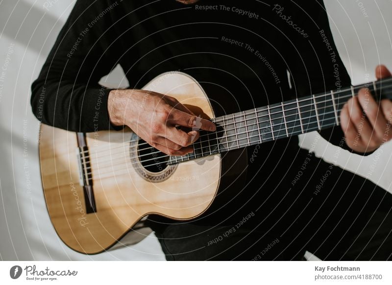 Foto eines Mannes, der klassische Gitarre spielt akustisch Erwachsener Arme Künstler Akkorde Klassik Nahaufnahme Kompetenz Finger Flamencotänzer Griffbrett