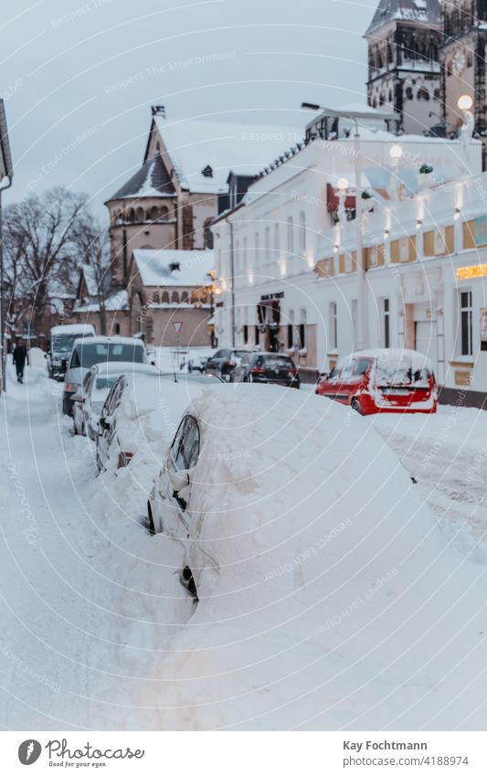 geparkte Autos mit Schnee bedeckt Schneesturm PKW Großstadt Klima kalt Bedingungen Deckung extrem frieren Frost gefroren Eis Natur im Freien parken Stellplatz