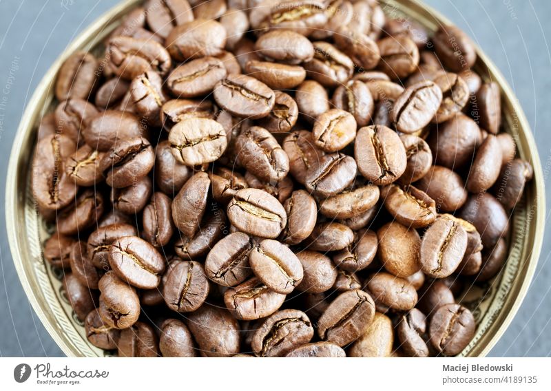 Geröstete Kaffeebohnen in einer Schale, selektiver Fokus. gebraten Koffein trinken braun Bohne Lebensmittel organisch Gesundheit Energie abschließen