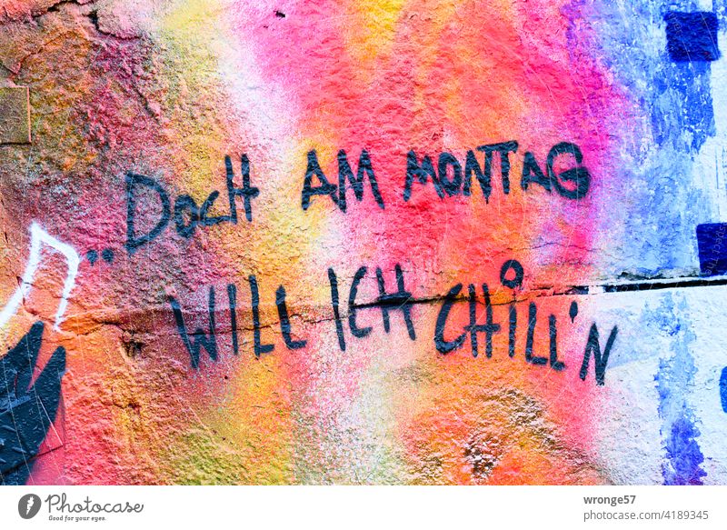 Doch am Montag will ich chill‘n - mit schwarzer Farbe an eine bunte Wand gesprüht Graffiti chillen Mauer Querformat