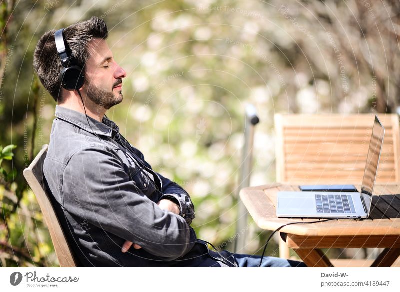 Mann sitzt draußen am Laptop Natur zu Hause Homeoffice genießen online Ruhe arbeiten Notebook chillen bequem