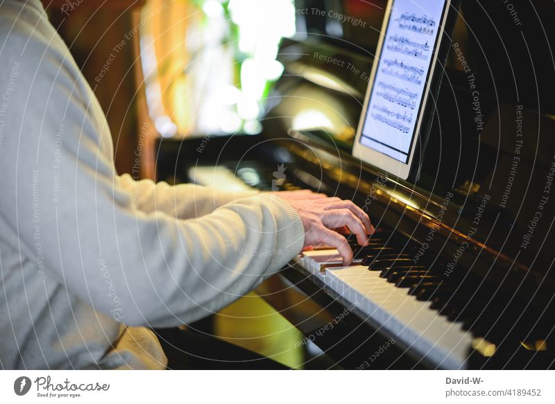 Klavier - der richtige Fingersatz Musik Pianist Musiker Musikinstrument Hände musizieren üben Klassik Ipad modern digital talent diszipliniert ehrgeizig