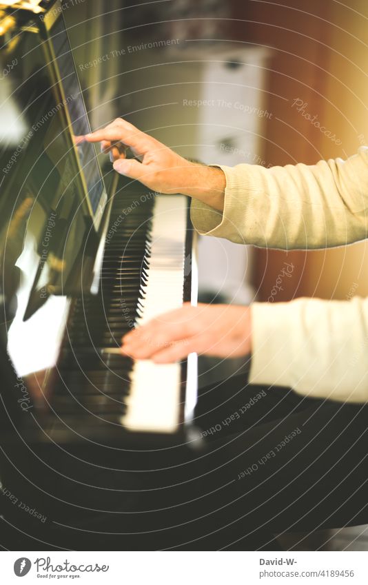modern mit einem Tablet am Klavier Musik machen Zukunft Modern musizieren Computer Musiker Musikinstrument praktisch trendy Hände