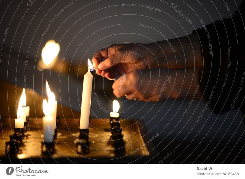 in der Kirche eine Kerze anzünden Gebet Religion & Glaube trauer Kerzenschein entzünden ruhe beten Hoffnung