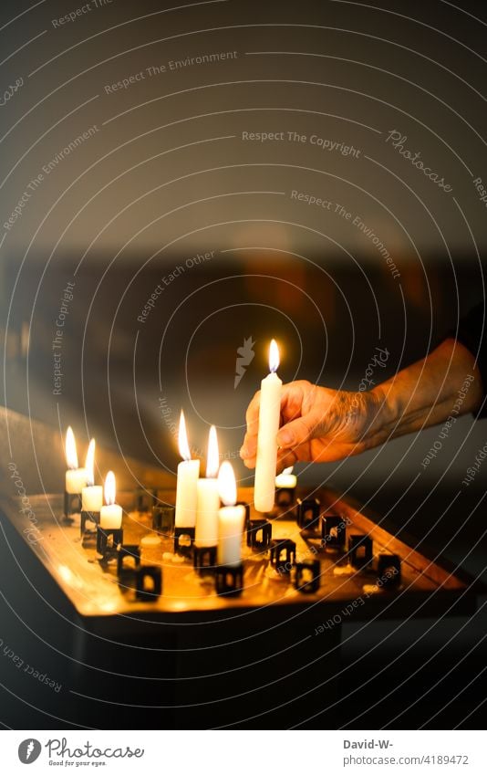 Kerze in der Kirche anzünden Religion & Glaube beten Gott Trauer Licht Kerzenschein Hand Hoffnung Gedenken