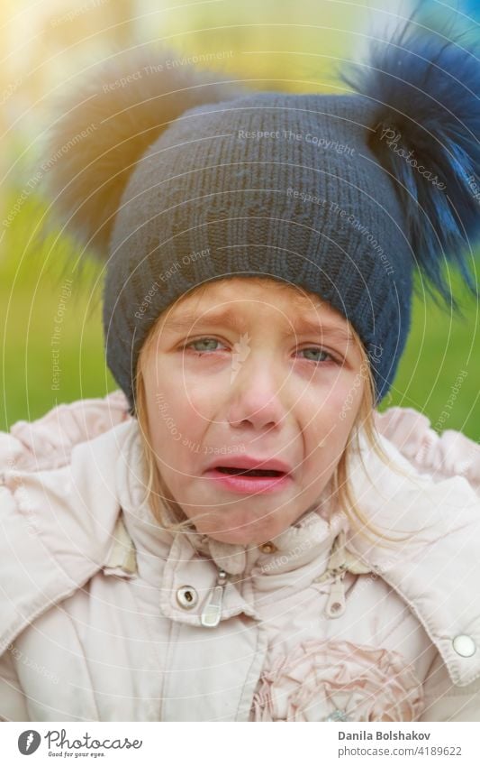 Traurig weinen beleidigt Mädchen kalten Herbst im Freien. Konzept der verärgert Kind Vorschulkind Europäer Verzweiflung Pflege heiter Hut hungrig laufen Bommel