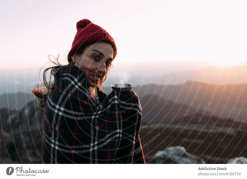 Reisender auf einem Felsen im Gebirge stehend Berge u. Gebirge Aussichtspunkt beobachten Hochland Wanderer Wollmütze heiß Kaffee Getränk genießen Tasse