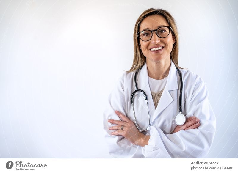Ärztin in weißer Uniform im Krankenhaus stehend Sanitäter Arzt Frau Lächeln Klinik professionell Job Spezialist Personal Medizin Gesundheitswesen Gang positiv
