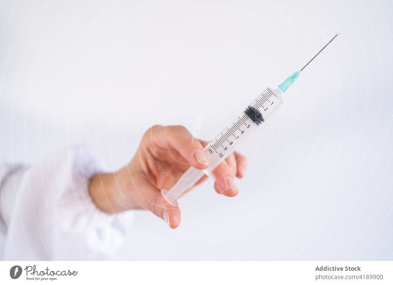 Anonymer Arzt mit Impfstoff in Spritze Coronavirus Abhilfe Sanitäter Frau medizinisch Krankenhaus Bund 19 Medizin Gesundheitswesen COVID19 Pandemie Seuche