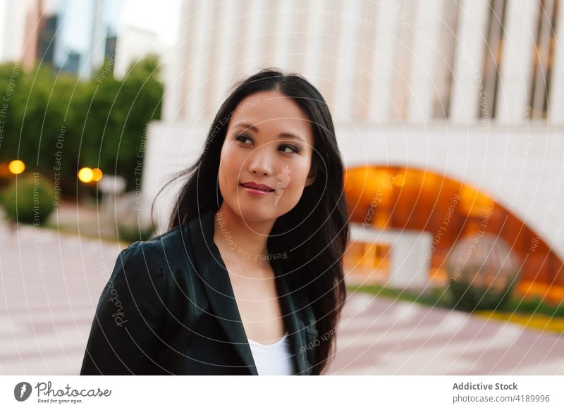 Asiatische Geschäftsfrau auf der Straße im Stadtzentrum Spaziergang Großstadt Unternehmer Megapolis gut gekleidet Stil Frau asiatisch ethnisch urban modern