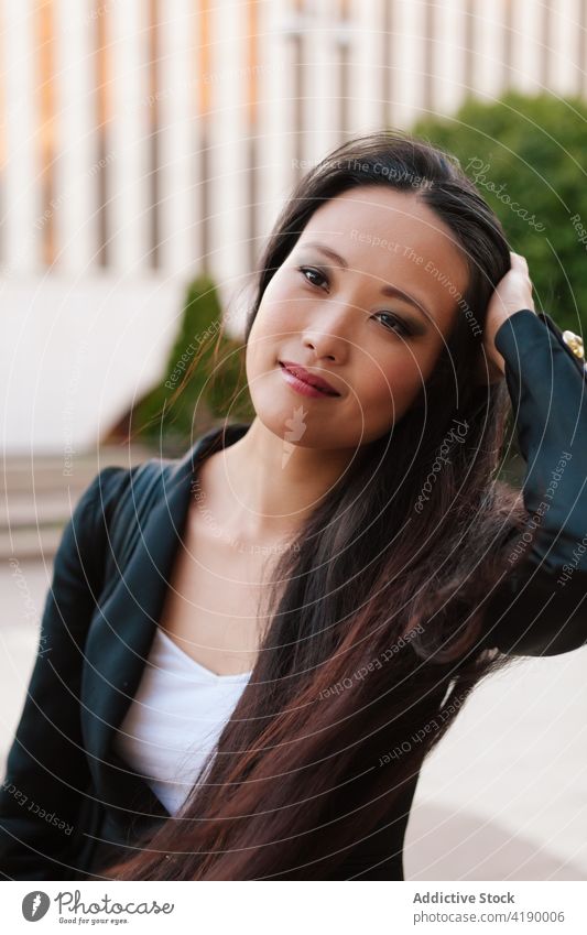 Inhalt Asiatische Geschäftsfrau in der Stadtstraße Großstadt Unternehmer Straße smart lässig Stil Lächeln urban Freude Vorschein Frau asiatisch ethnisch