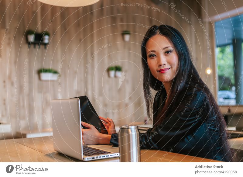 Asiatische Geschäftsfrau mit Gadgets, die in einem Cafe arbeiten Arbeit Café abgelegen Projekt Inhalt Tablette Laptop Entfernung Unternehmer Frau asiatisch