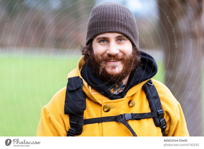 Tourist steht in der Natur und schaut in die Kamera Reisender Fernweh Hipster Porträt Mann Ausflug Rucksack Backpacker Trekker Vollbart männlich Oberbekleidung