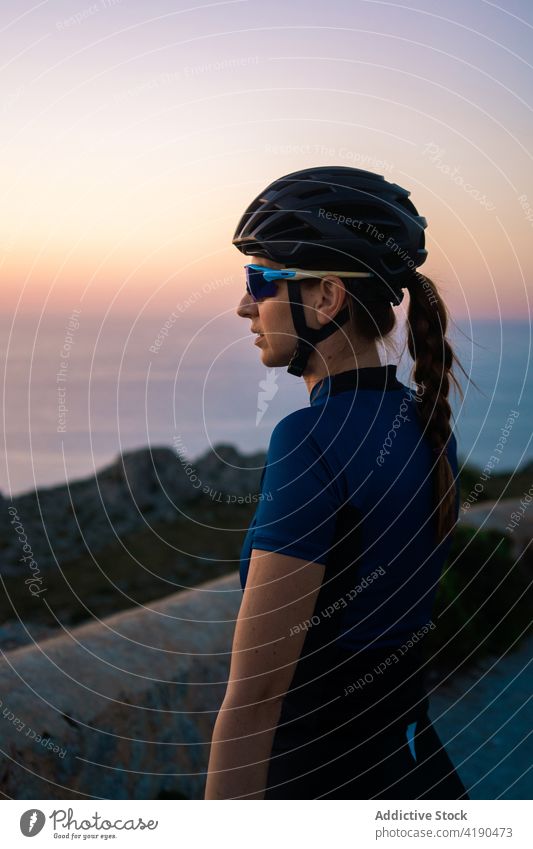 Seriöse Frau mit Fahrrad im Hochland Natur Sport Aktivität Radfahrer ruhen Pause nachdenklich Windstille aktiv Sportlerin Schutzhelm Berge u. Gebirge allein