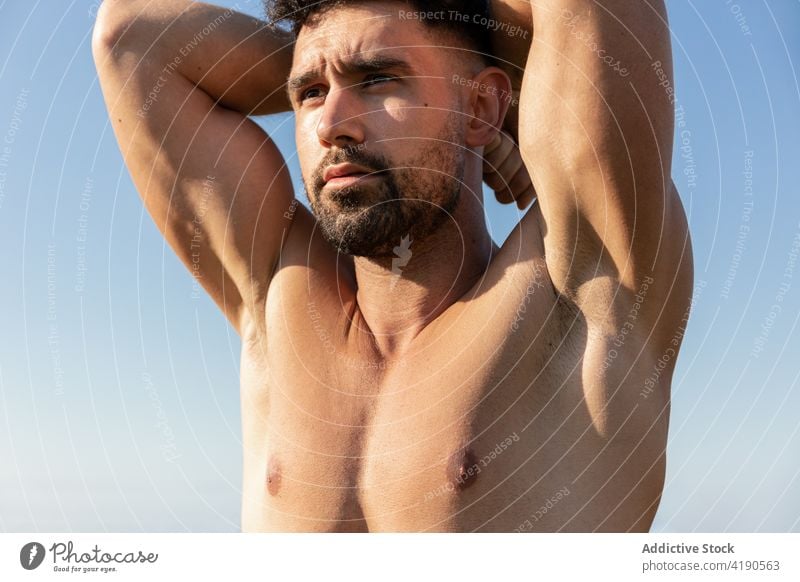 Muskulöser Mann mit nacktem Oberkörper stehend in der Natur ohne Hemd Sportler Bodybuilder muskulös nackter Torso stark gutaussehend Bestimmen Sie Athlet