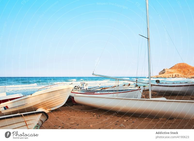 Fischerboote am Strand bei Sonnenuntergang andalusisch Meer blau Boote türkis Gefäße Schiff Sonnenaufgang Fischen Andalusia Mittelmeer Urlaub Wasser Wellen