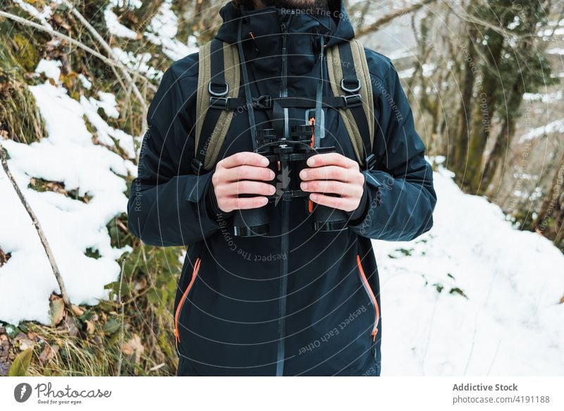 Anonymer Reisender mit Fernglas im Winterwald Mann reisen Wald Abenteuer Wanderer erkunden warme Kleidung männlich Saison Schnee Natur Wälder Urlaub Tourismus