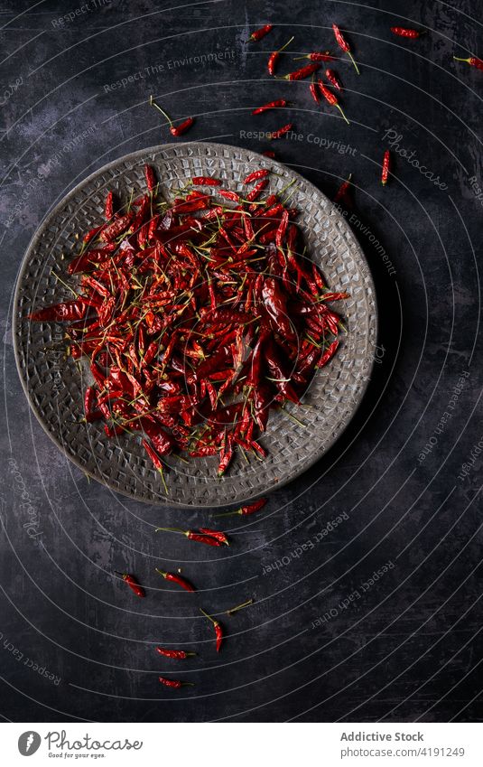 Haufen getrockneter Chilischoten auf einem Teller auf dem Tisch Peperoni Paprika Gemüse heiß Feinschmecker Bestandteil Würzig Lebensmittel Gewürz lecker