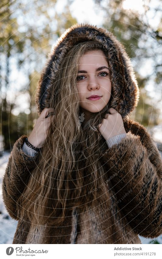 Frau in verschneitem Wald stehend Winter Winterzeit schlendern Wälder Fell Mantel warm warme Kleidung kalt Saison Feiertag charmant Outfit Oberbekleidung