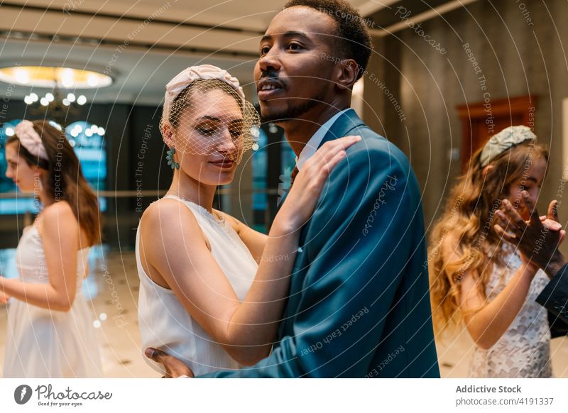 Glückliches Paar tanzt am Hochzeitstag im Saal Jungvermählter Tanzen Zusammensein elegant Braut striegeln feiern Anlass schwarz Afroamerikaner