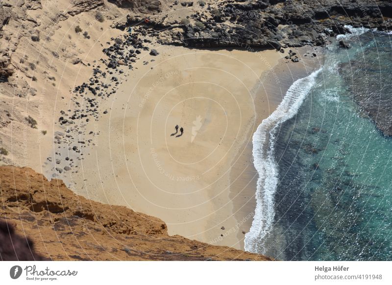 Zwei Menschen an einer Sandbucht am Meer von weit oben gesehen Strand Bucht Wasser Küste Landschaft Natur Ferien & Urlaub & Reisen Tourismus Einsamkeit