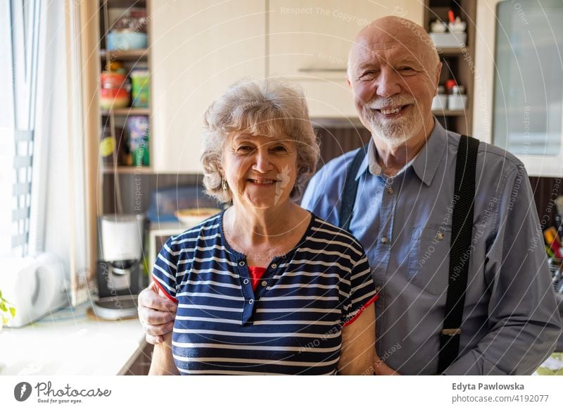 Glückliches Seniorenpaar zusammen zu Hause echte Menschen offen Frau reif männlich Mann Paar Zusammensein Liebe Bonden Kaukasier älter heimwärts alt Alterung