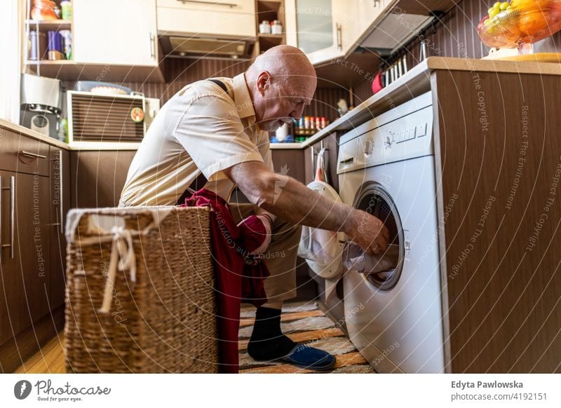 Senior Mann macht die Wäsche zu Hause echte Menschen offen reif männlich Kaukasier älter heimwärts alt Alterung häusliches Leben Großvater Rentnerin Großeltern
