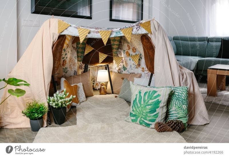 Selbstgebautes Zelt im Wohnzimmer selbstgebautes Zelt Diy-Zelt Camping zu Hause gemütlich niemand drei Stühle Bettwäsche heimwärts Schutz zum Spielen Lager