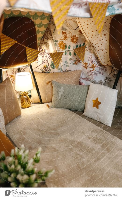 Innenraum des Diy-Zeltes zu Hause Innenbereich diy selbstgebautes Zelt Camping zu Hause Ananas-Lampe gemütlich niemand Bettwäsche heimwärts