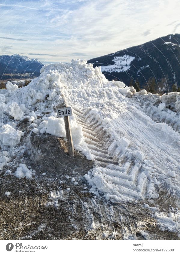 ENDE mit dem Winter! Schnee, der weggeschoben wurde. Schneeräumung Ende kalt Hinweisschild Traktorspuren Schneehaufen Planai