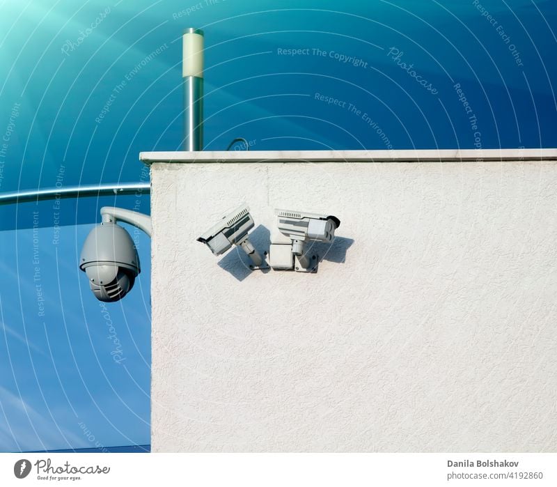 Überwachungskameras an der Wand mit Kopierraum. Sicherheit Fotokamera Nocken cctv Video Gebäude System weiß zuschauend Raum verdächtig überwachen spionieren