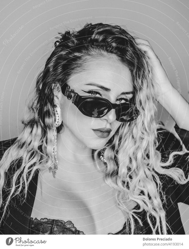 Schwarz-Weiß-Porträt einer sexy europäischen alternativen Frau krause Haare Sonnenbrille Make-up Glamour Stil Behaarung schwarz Schönheit schön jung Lifestyle
