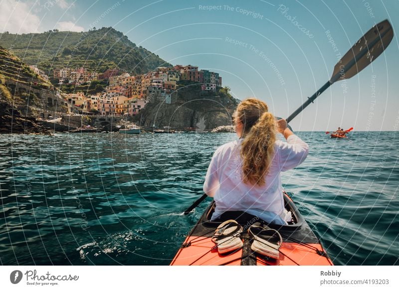 Mit dem Kajak Richtung Manarola von Cinque Terre Italien La Spezia Urlaub Küste Ferien Südeuropa Tourismus Mittelmeer Küstenstadt Touristenmagnet Urlaubsort