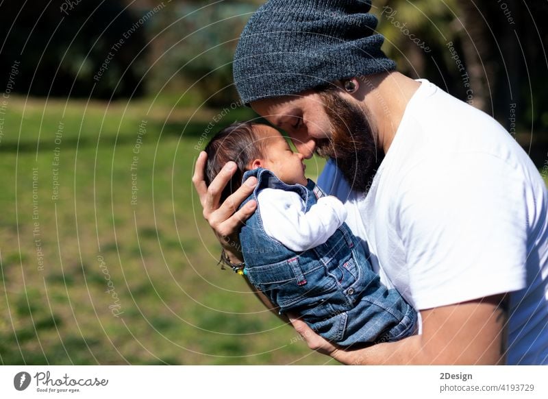 Close-up-Porträt von glücklichen jungen Vater umarmt und küsst seine süße adorable neugeborenes Kind. Beteiligung Baby Kindheit Liebe Mann bezaubernd