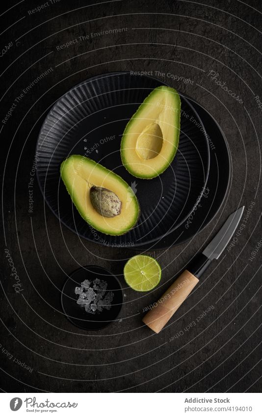 Reife Avocado mit Limette auf dem Tisch Ordnung Gemüse Vitamin reif frisch organisch Gesundheit natürlich Hälfte grün Ernährung Vegetarier Lebensmittel lecker